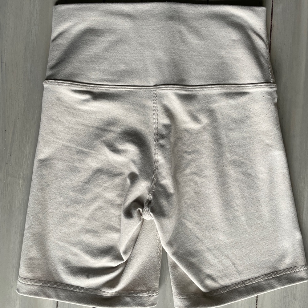 TnaBUTTER™ Atmosphere Hi-Rise 9" Short beige - Picture 1 of 3